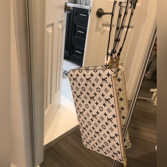 LV Handheld wristlet pouch 🖤🩵 - Picture 4 of 16